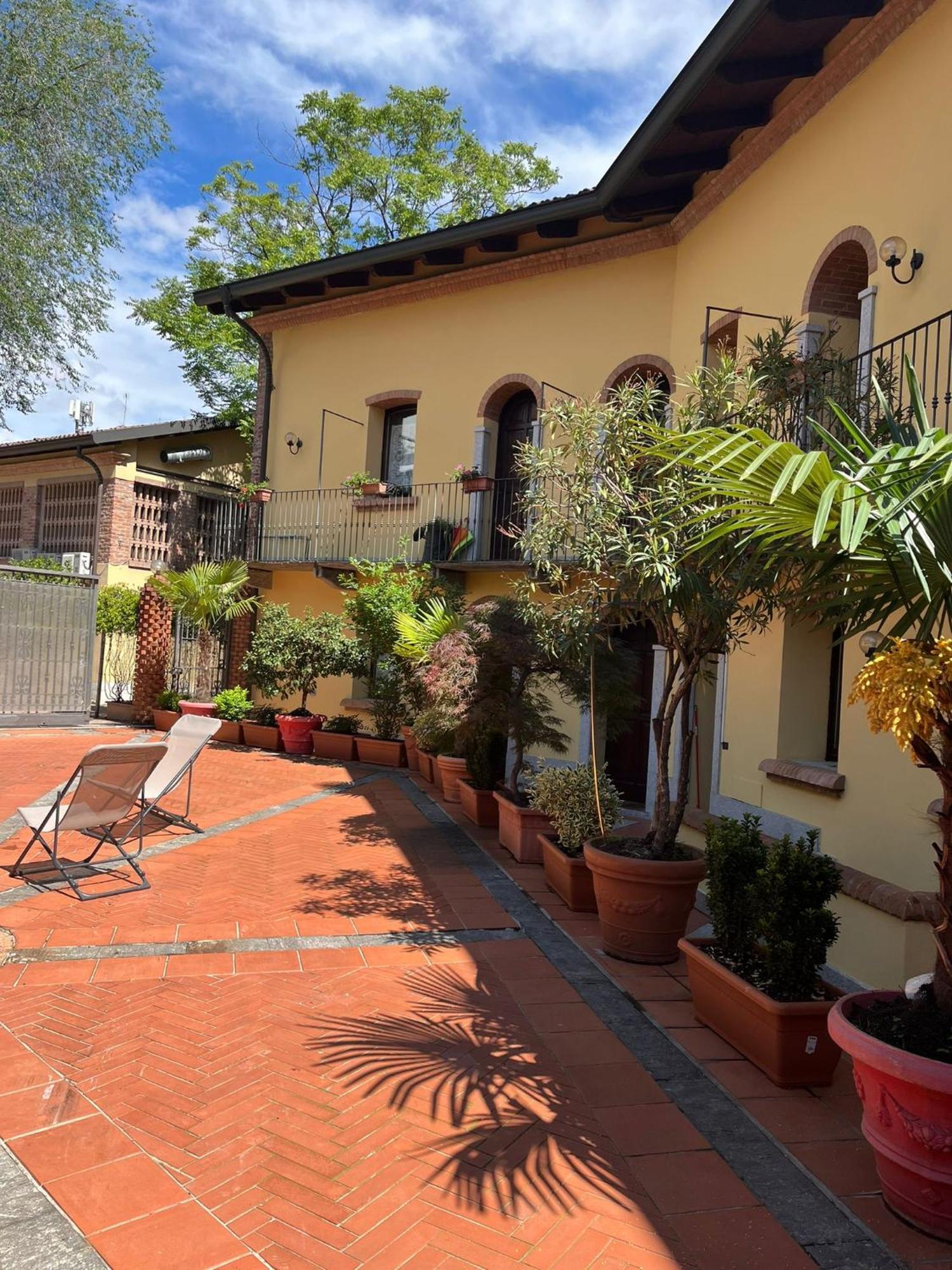 Monolocale Beatrice Abbadesse Guest House Milán Exterior foto